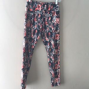 Lularoe OS leggings print on print.